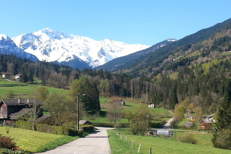 Camping Neige et Nature  -  Campingplatz mit Blick auf die Alpen