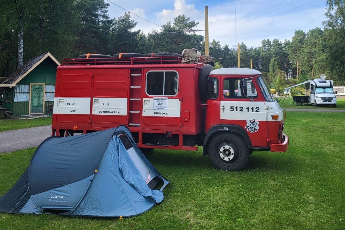 Camping Vaivari Jūrmala - Standplätze auf der Wiese auf dem Campingplatz
