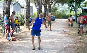 Camping Neptune - Gäste spielen Pétanque auf dem Campingplatz