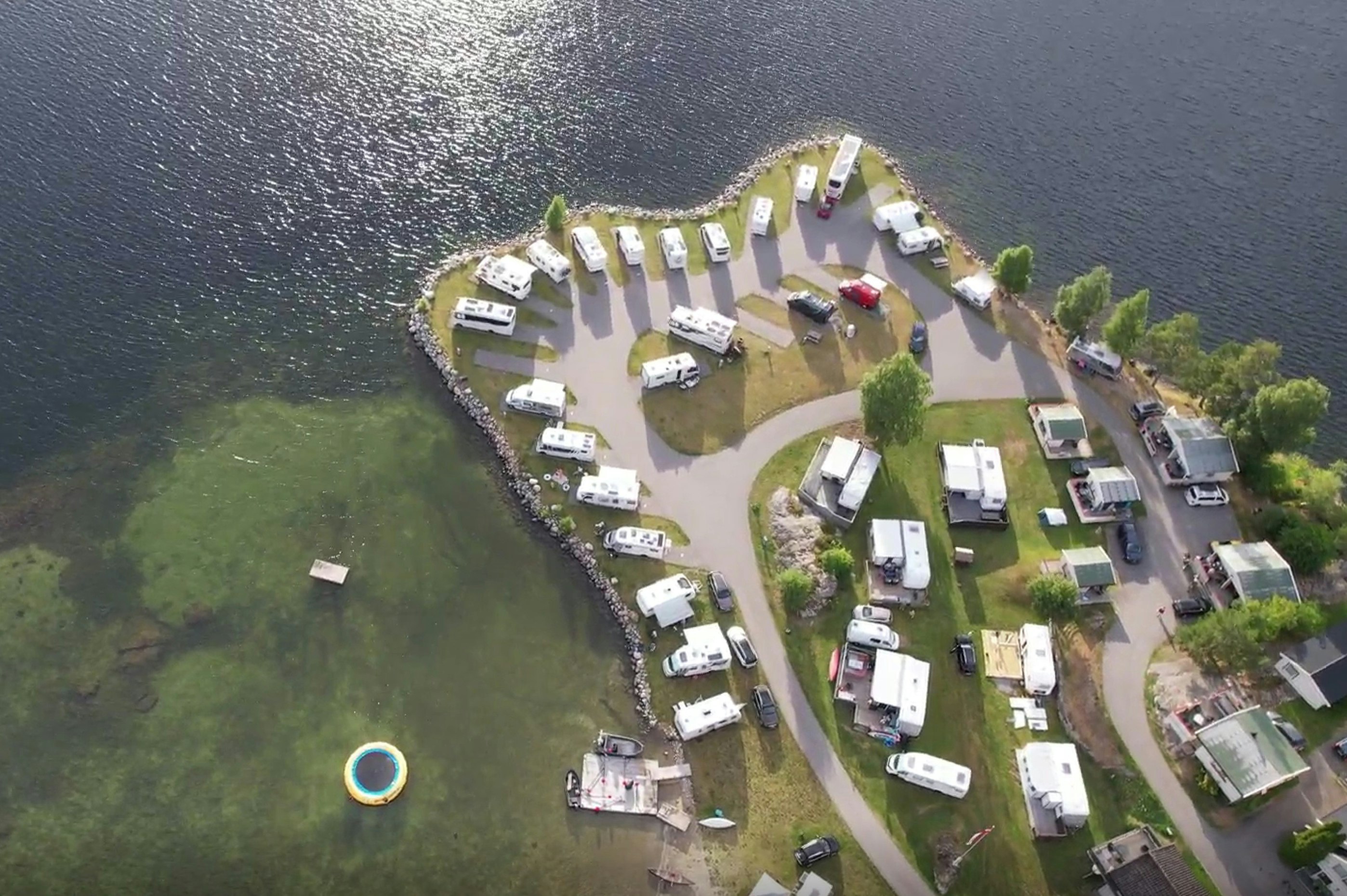 Camping Neset - Luftaufnahme der Standplätze am Wasser