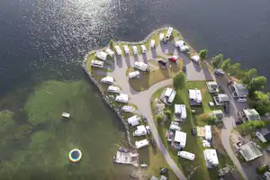 Camping Neset - Luftaufnahme der Standplätze am Wasser