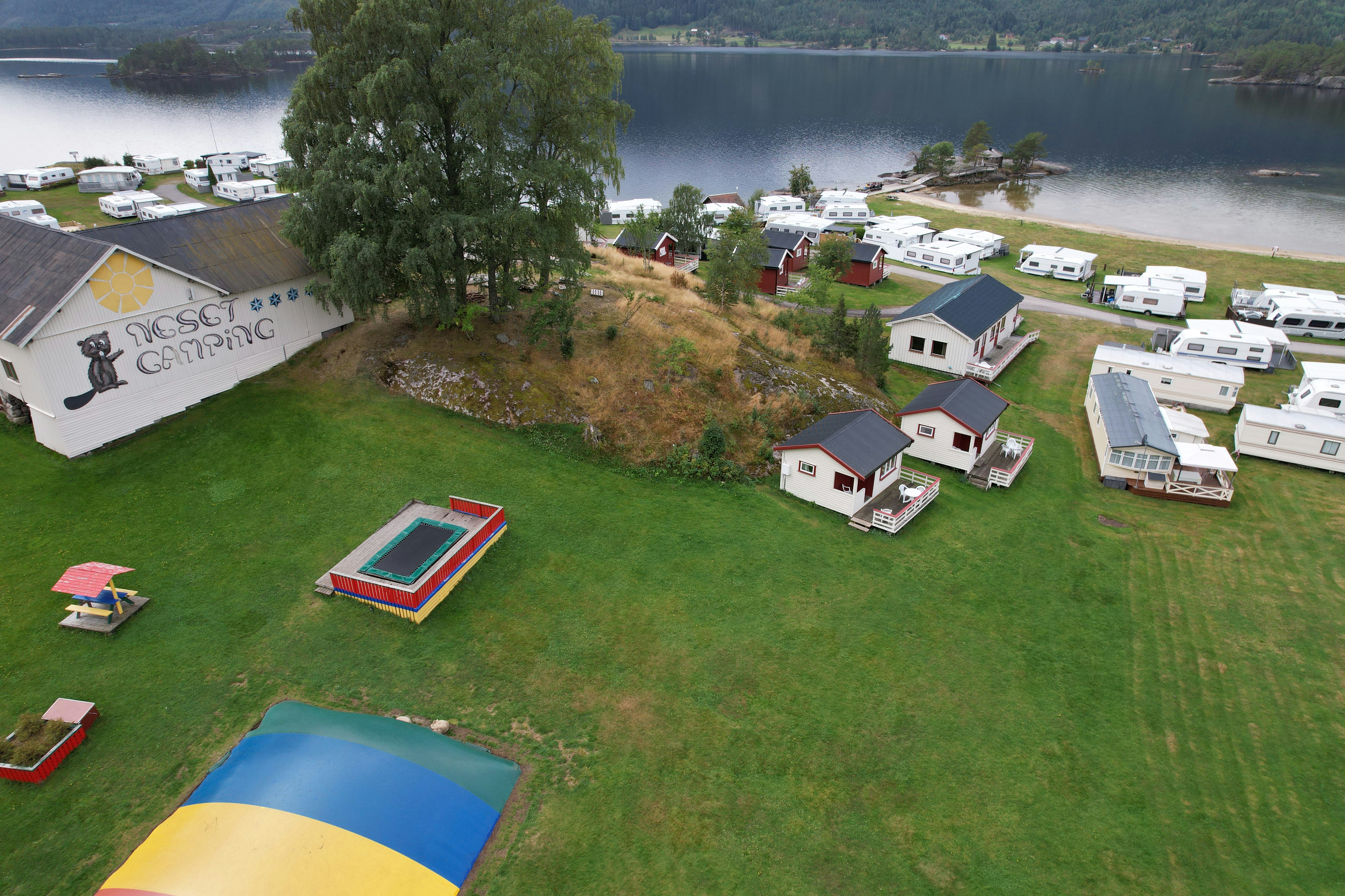 Camping Neset - Luftaufnahme des Campingplatzes mit Mobilheimen, Standplätzen und Kinderspielplatz