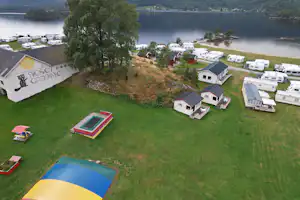 Camping Neset - Luftaufnahme des Campingplatzes mit Mobilheimen, Standplätzen und Kinderspielplatz