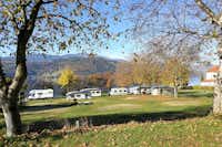 Camping Neubauer - Wohnwagen und Wohnmobile auf Stellplätzen