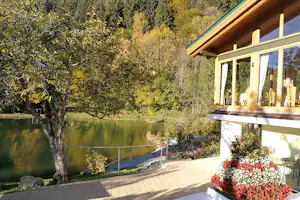 Camping Neunbrunnen am Waldsee - Hauptgebäude des Campingplatzes am See