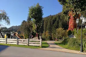 Camping Neunbrunnen am Waldsee - Kinderspielplatz an einer Strasse auf dem Campingplatz