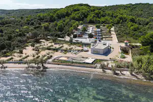 Camping Nevia - Luftaufnahme des Campingplatzes am Meer