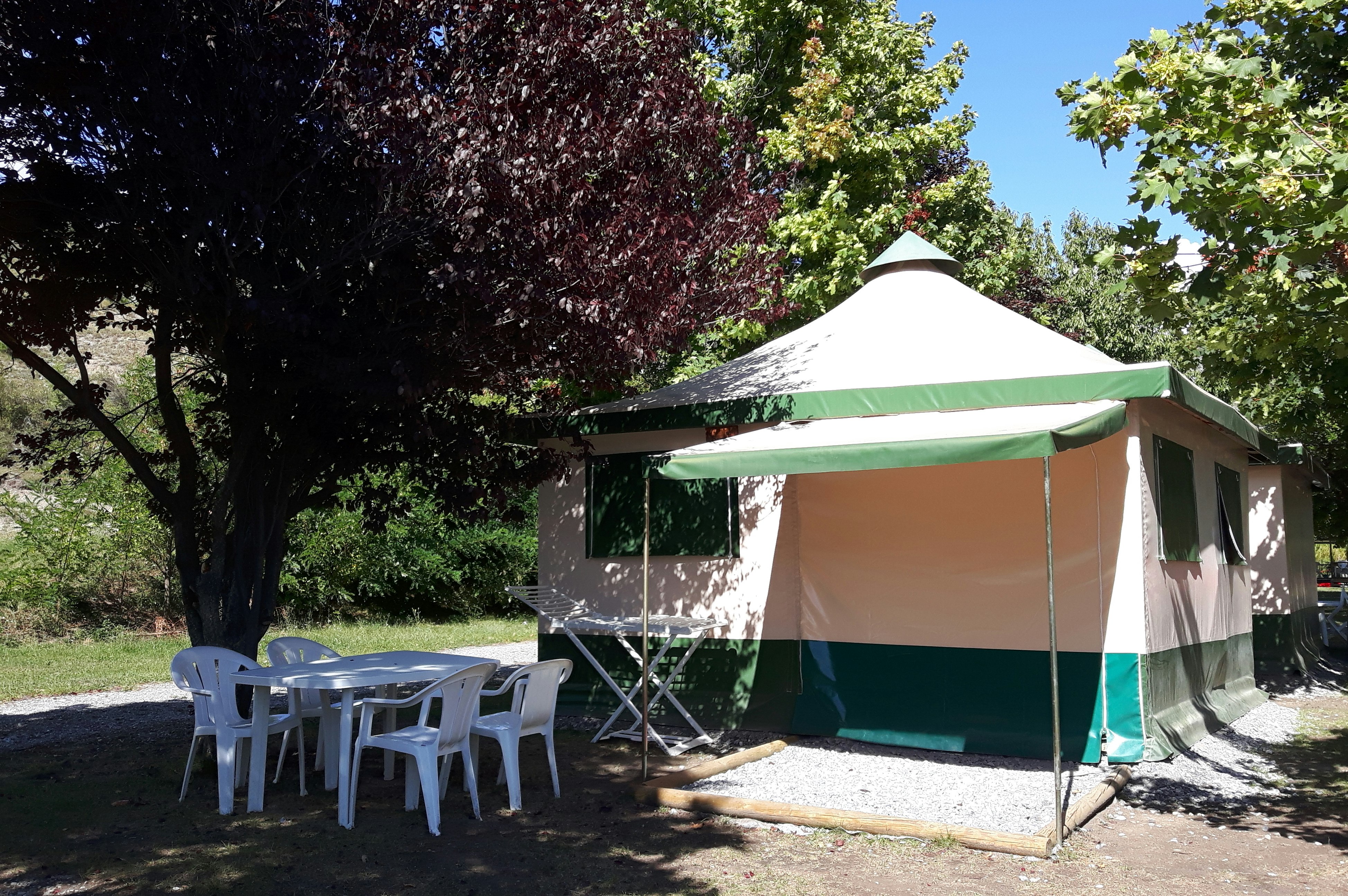 Camping New Rabioux - Zelt auf dem Campingplatz