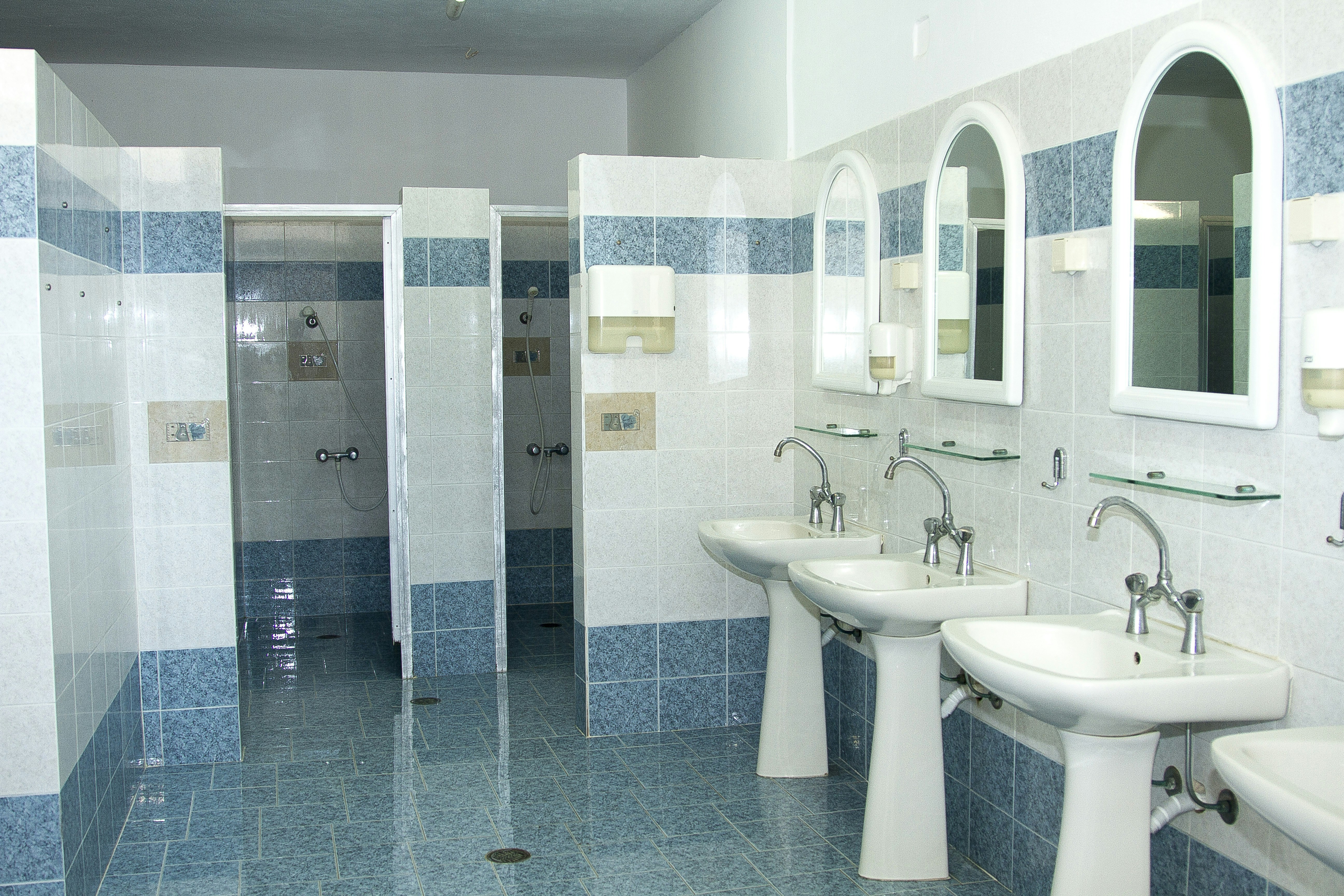 Camping New Triton - Sanitäranlage auf dem Campingplatz mit Bad mit Toilette, Waschbecken, Spiegel und Dusche