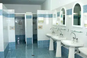 Camping New Triton - Sanitäranlage auf dem Campingplatz mit Bad mit Toilette, Waschbecken, Spiegel und Dusche
