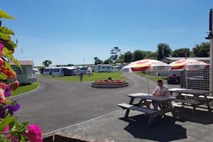 Camping Newtown Cove - Wohnwagen- und Zeltstellplatz und Sitzgelegenheiten