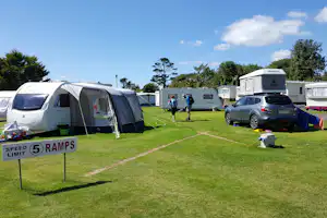Camping Newtown Cove Wohnwagen- und Zeltstellplatz auf grüner Wiese auf dem Campingplatz