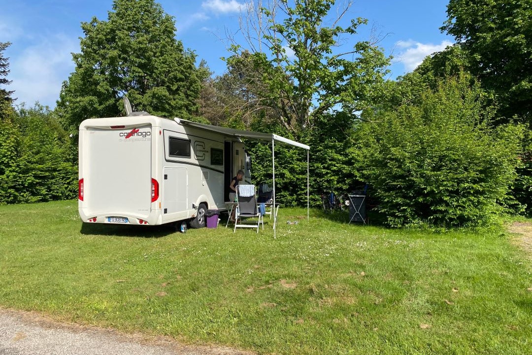 Camping Nid du Parc - Standplätze im Grünen auf dem Campingplatz