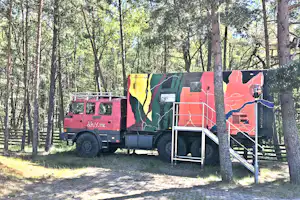 Camping Nida - Campingtruck zwischen Bäumen