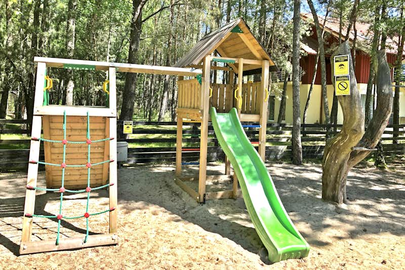 Camping Nida - Kinderspielplatz mit Kletternetz, Schaukel, Holzhäuschen