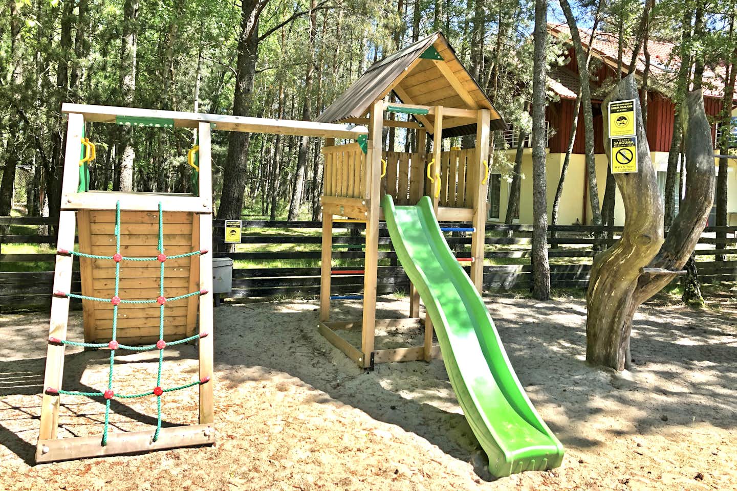Camping Nida - Kinderspielplatz mit Kletternetz, Schaukel, Holzhäuschen