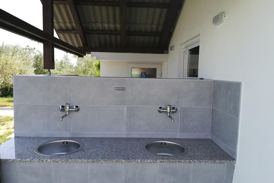 Camping Nin - Abwaschbecken auf dem Campingplatz