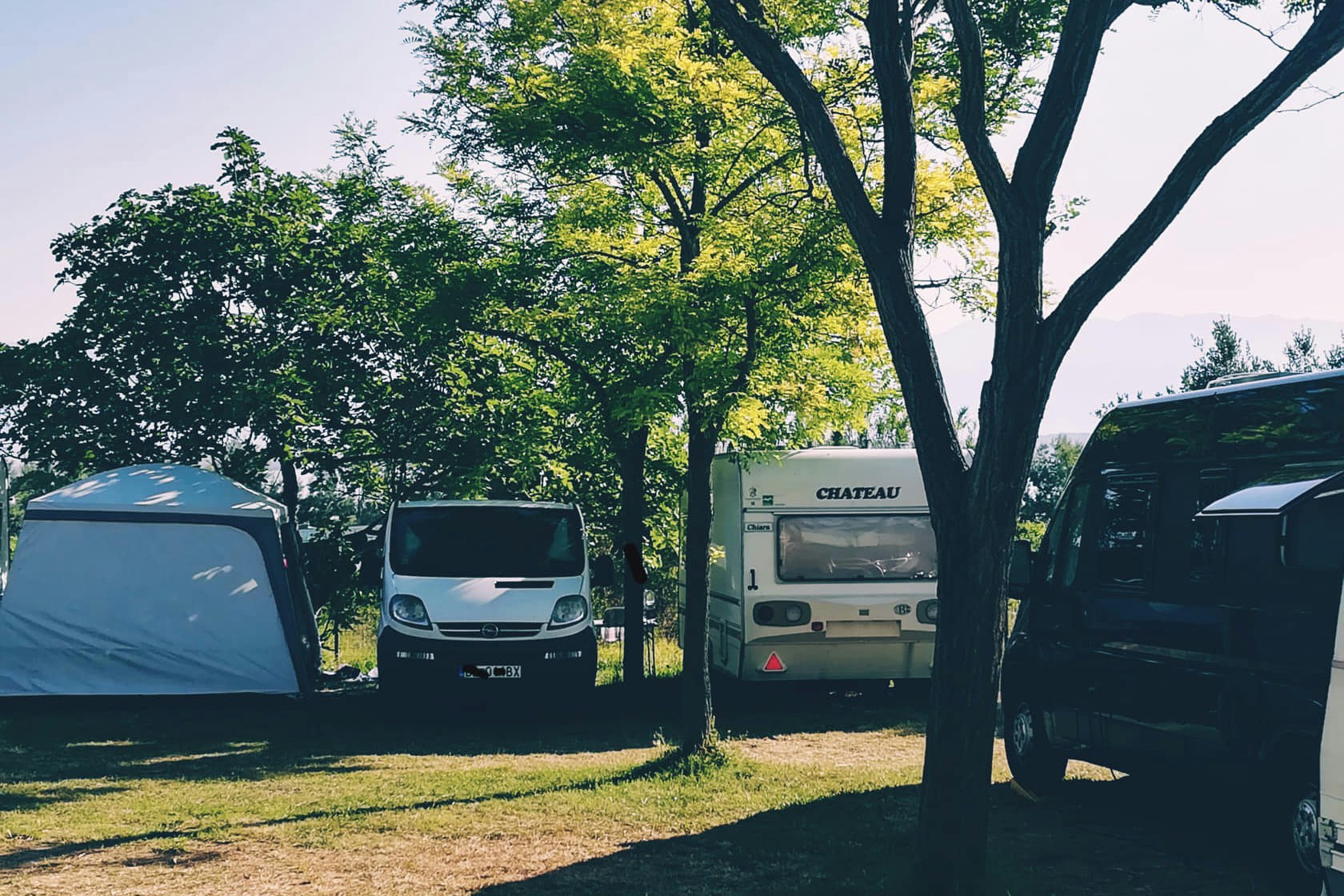 Camping Nin - Stellplätze im Schatten