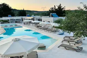 Nirikos Camping Camping Nirikos - Pool im Freien mit Liegestühlen und Sonnenschirmen