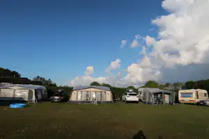 Camping Noordernieuwland - Wohnwagen- und Zeltstellplatz auf grüner Wiese auf dem Campingplatz