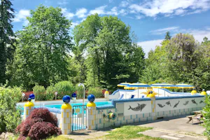 Camping Nord Sam - Pool im Grünen auf dem Campingplatz