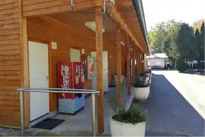 Camping Nord-West - Küche und Sanitärgebäude vom Campingplatz von außen