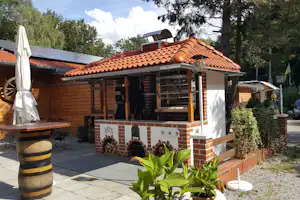 Camping Nord-West - Wasserrad- und Holzkohlegrill für Gäste vom Campingplatz