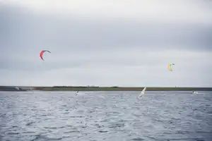 Camping Nordsee - Blick auf Kitesurfer auf der Nordsee