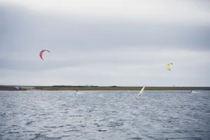 Camping Nordsee - Blick auf Kitesurfer auf der Nordsee