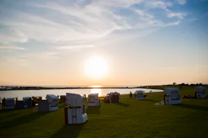 Camping Nordsee - Blick auf die Nordsee bei Sonnenuntergang mit Strandkörben