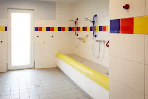 Camping Nordsee - Sanitärgebäude mit rückenfreundlicher Kinderdusche