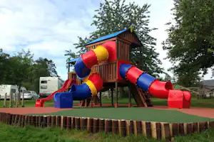 Camping Nore Valley Park - Spielplatz zwischen Bäumen auf dem Campingplatz