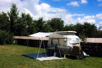 Camping Noroc Maramures - Wohnmobil- und  Wohnwagenstellplätze auf der Wiese