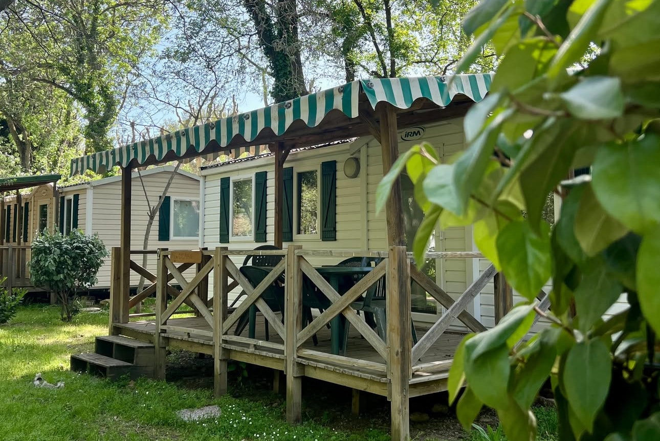 Camping Nostradamus  - Mobilheim mit Terrasse auf dem Campingplatz