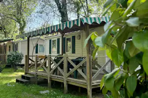 Camping Nostradamus - Mobilheim mit Terrasse auf dem Campingplatz