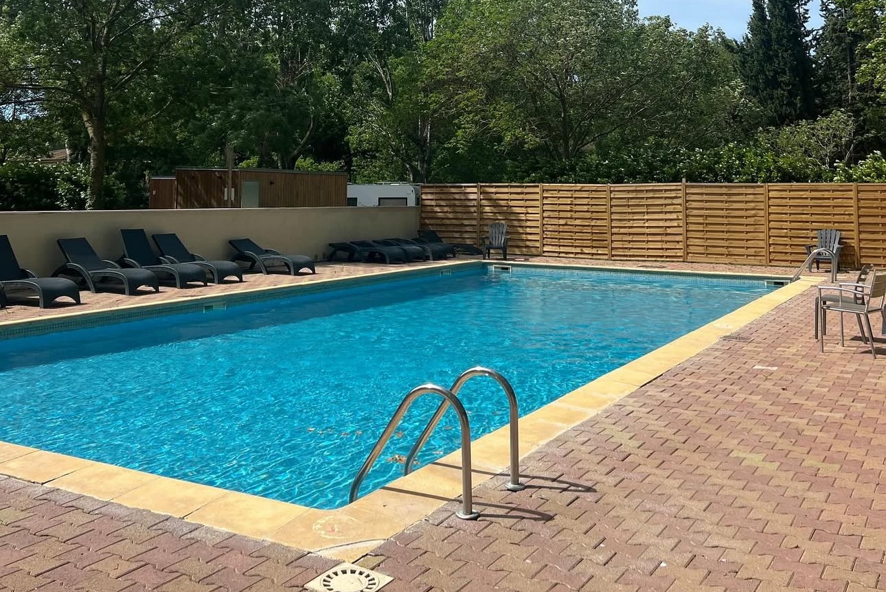 Camping Nostradamus - Pool im Freien auf dem Campingplatz