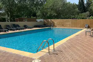 Camping Nostradamus - Pool im Freien auf dem Campingplatz