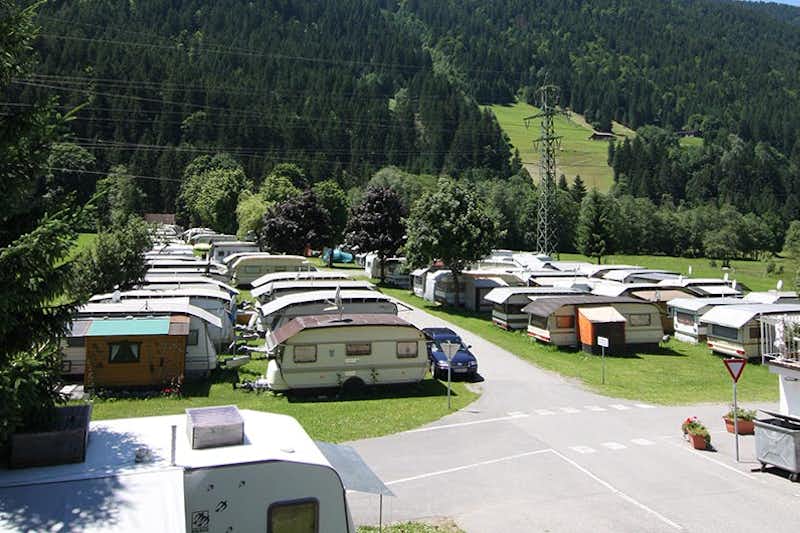 Camping Nova - Blick auf die Wohnwagenstellplätze mit Wohnwagen darauf