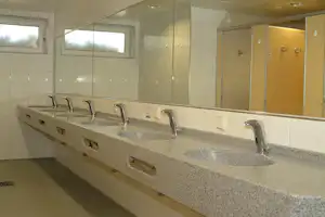 Camping Nova - Innenraum des Sanitärbereichs mit Waschbecken und Spiegeln