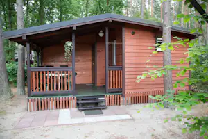 Camping Nr. 159 - Glamping Kabine mit überdachter Veranda und Sitzmöglichkeiten