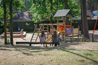 Camping Nr. 159 - Kinderspielplatz mit Rutsche, Sandkasten und Sitzmöglichkeiten für die Eltern