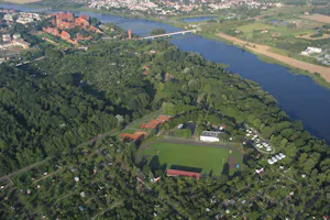 Camping Nr. 197 - Vogelperspektive auf den Campingplatz mit Blick auf die Sportstätten und den Fluss Nogat
