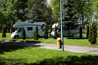 Camping Nr. 197 - Wohnmobile auf begrüntem Stellplatz