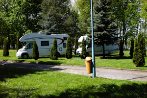 Camping Nr. 197 - Wohnmobile auf begrüntem Stellplatz