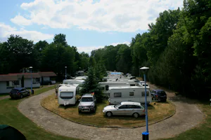Camping Nr. 197 - Wohnmobile und Wohnwagen auf Stellplätzen
