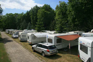 Camping Nr. 197 - Wohnwagen vor benachbartem Waldstück