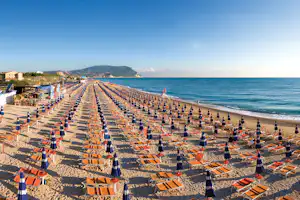 Camping Numana Blu - Der Strand des Mittelmeeres mit Liegestühlen und Sonnenschirmen