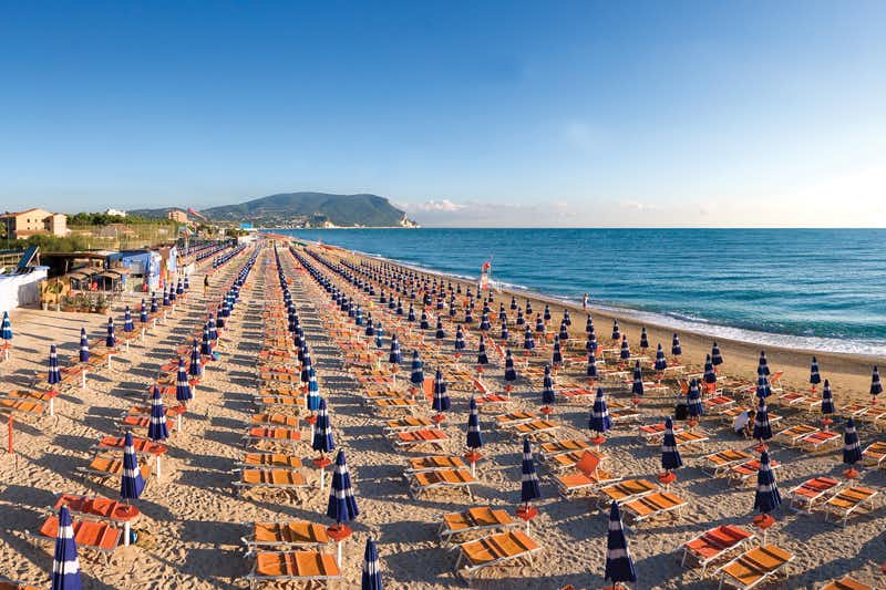 Camping Numana Blu - Der Strand des Mittelmeeres mit Liegestühlen und Sonnenschirmen