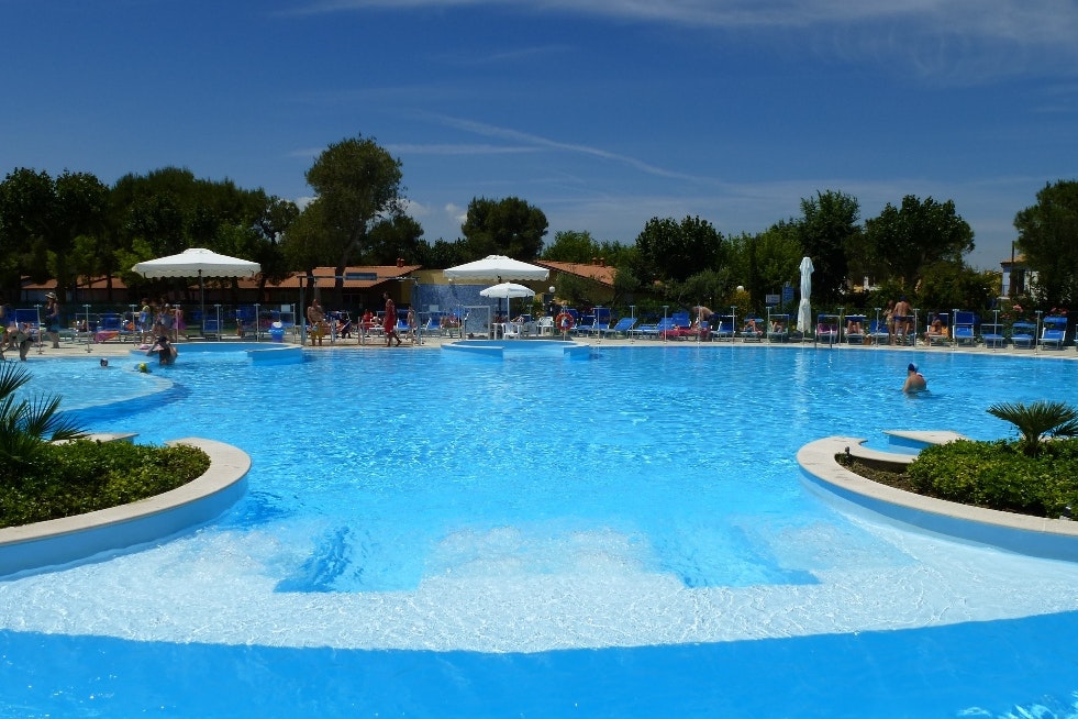 Numana Blu Island Family & Sport Resort  Camping Numana Blu  - Pool im Freien mit Liegestühlen und Sonnenschirmen