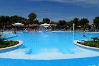 Numana Blu Island Family & Sport Resort  Camping Numana Blu  - Pool im Freien mit Liegestühlen und Sonnenschirmen